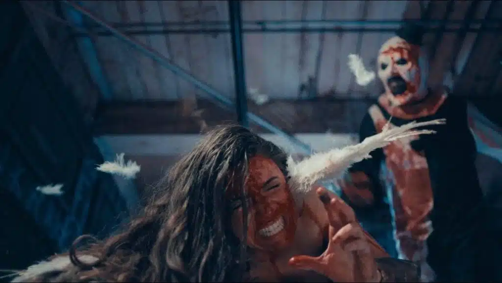 Sienna fighting inside the Terrifier haunted attraction